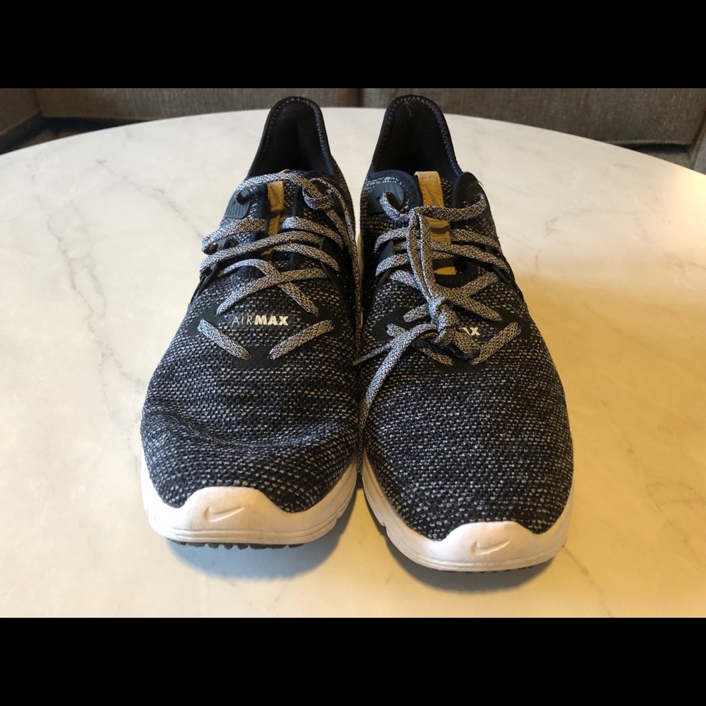 Air Max - Picture 2 of 4